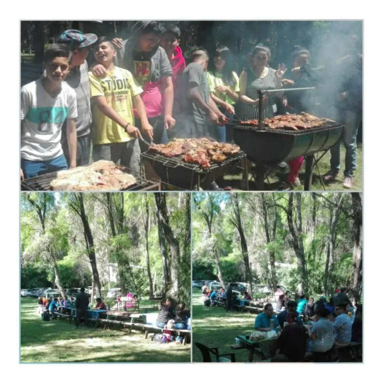 Interior de cabaña equipada de Chillancito con cocina, comedor y dormitorios con camas